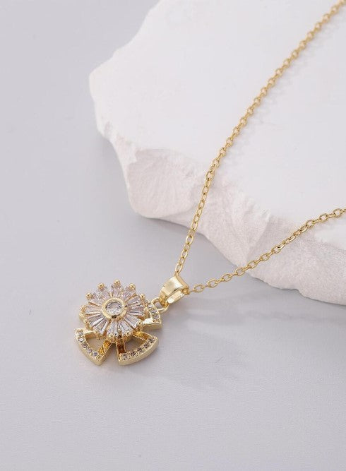 ➡️ Collar Flor con Zircones Dorado + Regalo Gratis💫